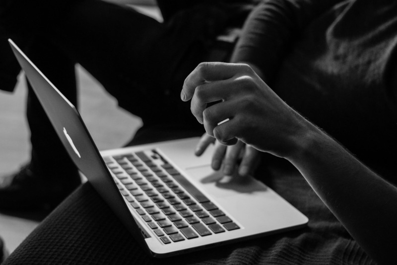 Professzionális weboldal készítés laptopon egy modern irodai környezetben